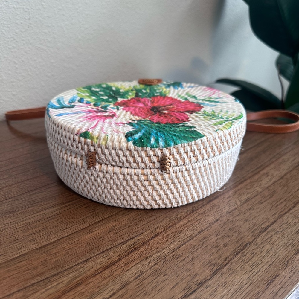 NWOT - Tropical Round Floral Straw Crossbody Bag with Pink Hibiscus Print - Picture 8 of 10